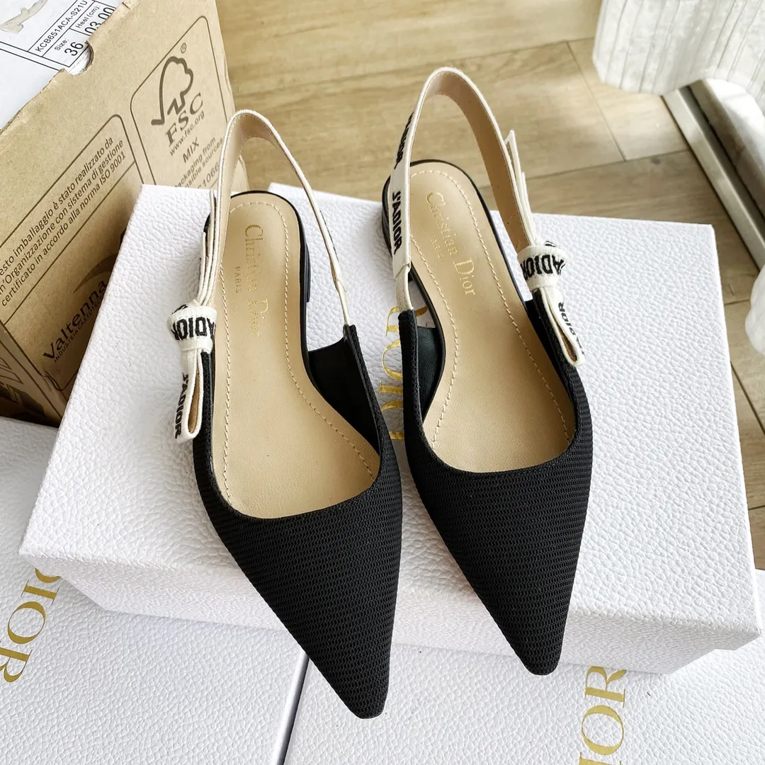 👟👟Ex-factory price 440👟👟 Developed one-to-one from the original version, 👠👠✨ ✨Dior’s popular sandals are new🔥 🔥 The same style as the most popular internet celebrities and celebrities of the year💁 💁. Imported fabric, lining and feet are made of calfskin lining🐑. Original molded heel, heel height 10Cm 6.5cm💘 Original molded metal outsole with five-pointed star LOGO mark✨. Original bow, 💅 Italian leather outsole. 👄💋 Full set of packaging (bags, cards, invoices, one-to-one wrapping paper) 34 40 41 customized